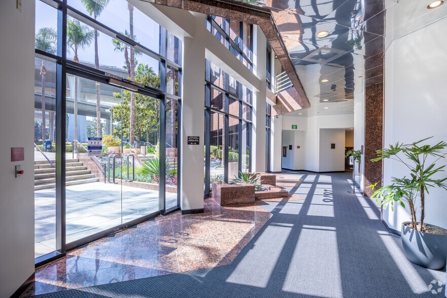 2878 camino del rio S, San Diego, CA for lease - Lobby - Image 3 of 8
