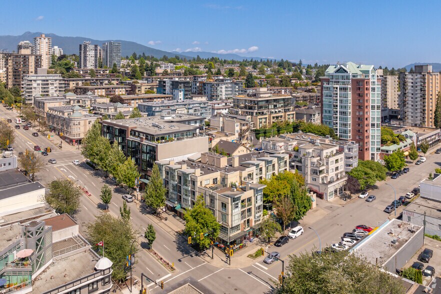 206-212 Lonsdale Ave, North Vancouver, BC à louer - Aérien - Image 3 de 11