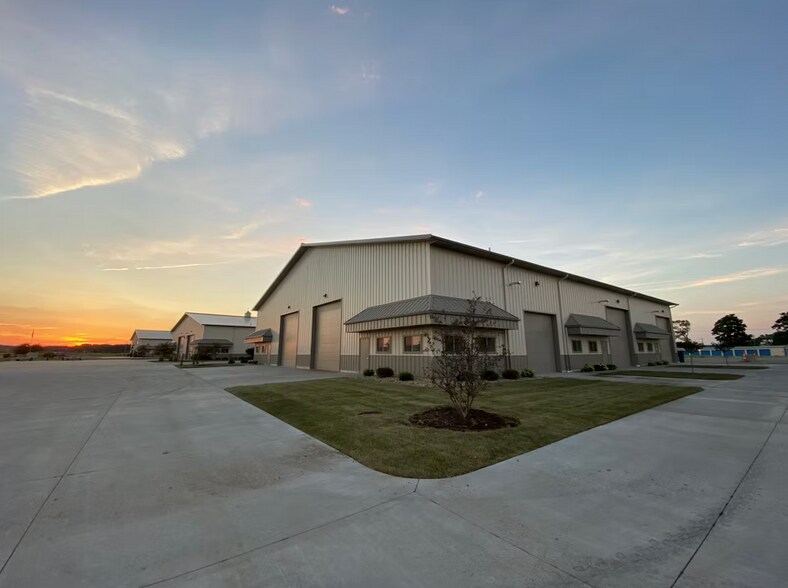 2101-2103 2nd Ave N, Silvis, IL for lease - Building Photo - Image 2 of 3