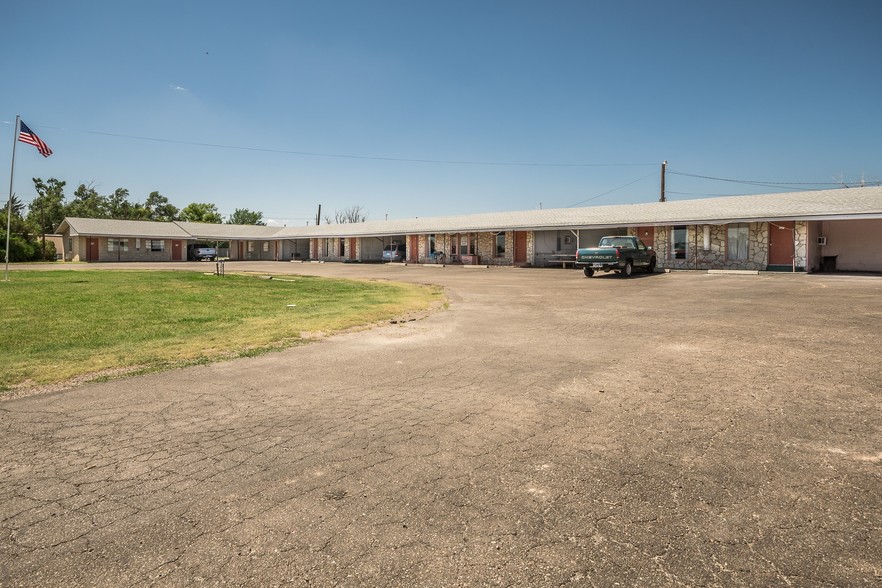 12037 E Frederic Ave, Pampa, TX à vendre - Photo du bâtiment - Image 1 de 1