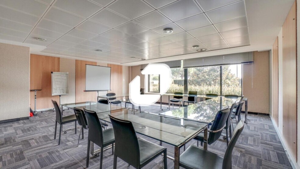 Bureau dans Lieusaint à vendre - Photo du bâtiment - Image 2 de 13