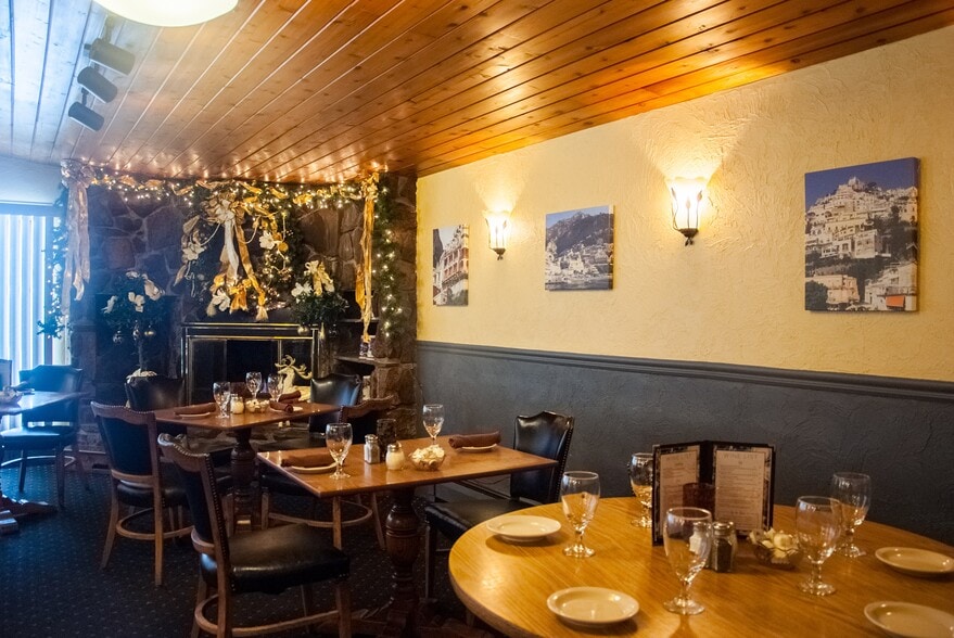 9 Willow St, Oswego, NY à vendre - Photo intérieure - Image 3 de 10