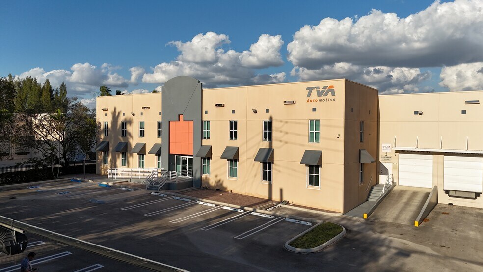 3515 NW 113th Ct, Doral, FL à louer - Photo du bâtiment - Image 2 de 9