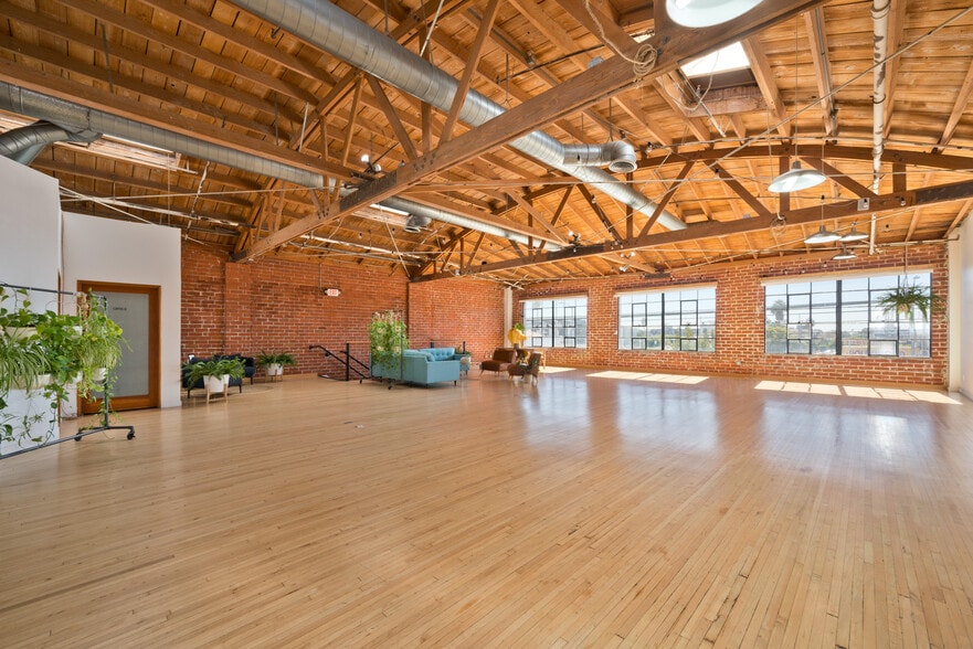6535-6547 Santa Monica Blvd, Los Angeles, CA à louer - Photo du bâtiment - Image 2 de 9