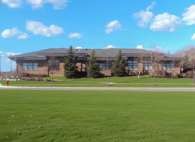 42500 Eleven Mile Rd, Novi, MI for lease - Building Photo - Image 2 of 29