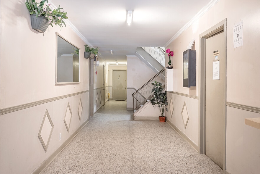 10300 Tsse Fleury, Montréal, QC for sale - Interior Photo - Image 3 of 5