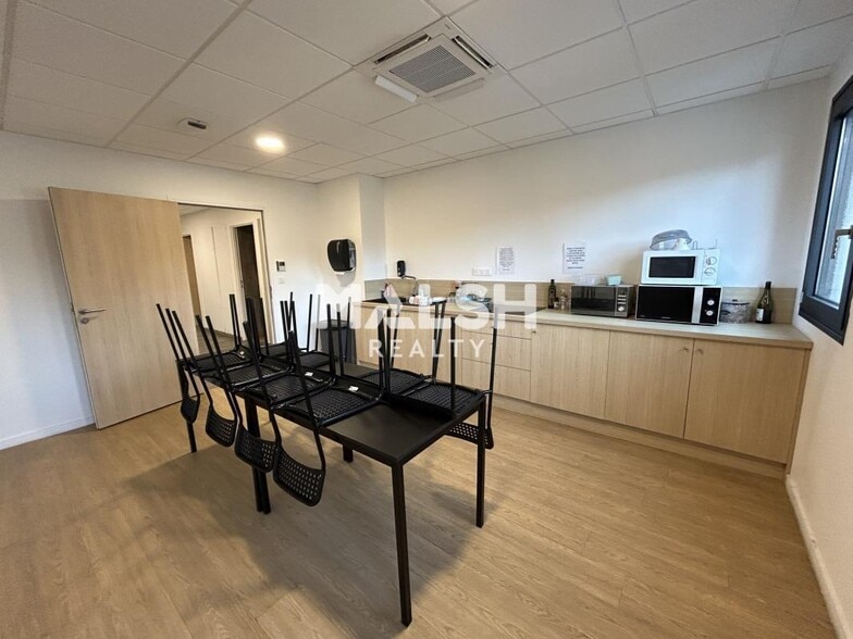 Office in Bron for lease - Building Photo - Image 3 of 13