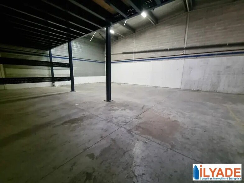35-37 Rue De Berlin, Vitrolles à louer - Photo du bâtiment - Image 3 de 14