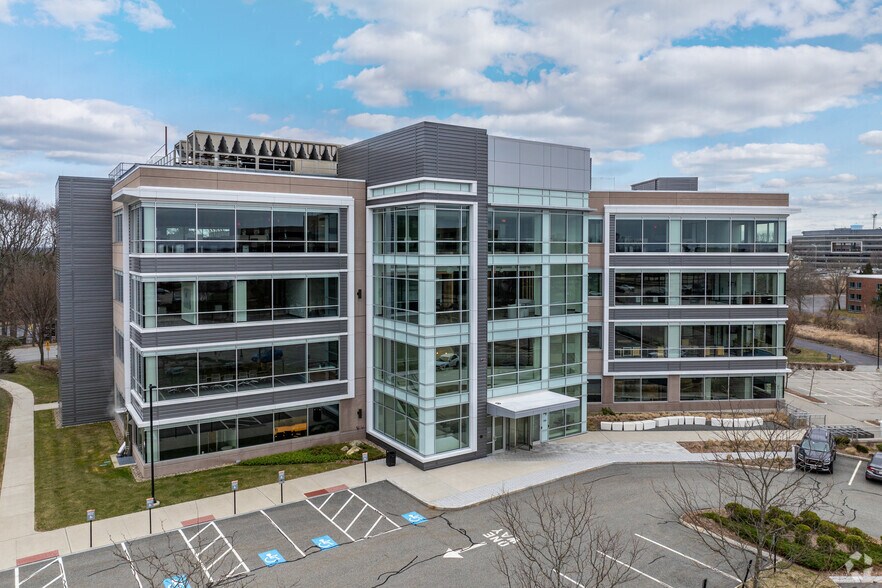 4 Burlington Woods Dr, Burlington, MA for lease - Building Photo - Image 2 of 5