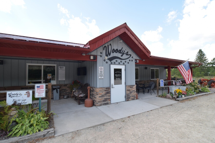 N7625 Parkway Rd, Crivitz, WI for sale - Primary Photo - Image 1 of 52