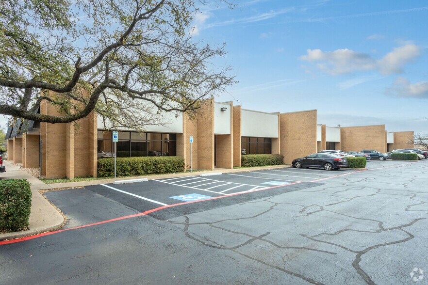 4550-4552 Beltway Dr, Addison, TX à louer - Photo du bâtiment - Image 2 de 4