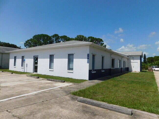 Plus de détails pour 5060 Industry Dr, Melbourne, FL - Industriel à louer
