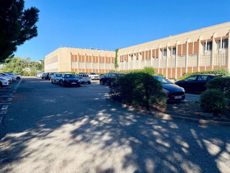 56 Avenue Blaise Pascal, Vitrolles à louer - Photo du bâtiment - Image 3 de 19