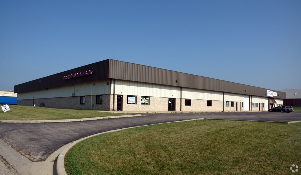 9210-9228 Trinity Dr, Lake In The Hills, IL for lease - Building Photo - Image 2 of 7