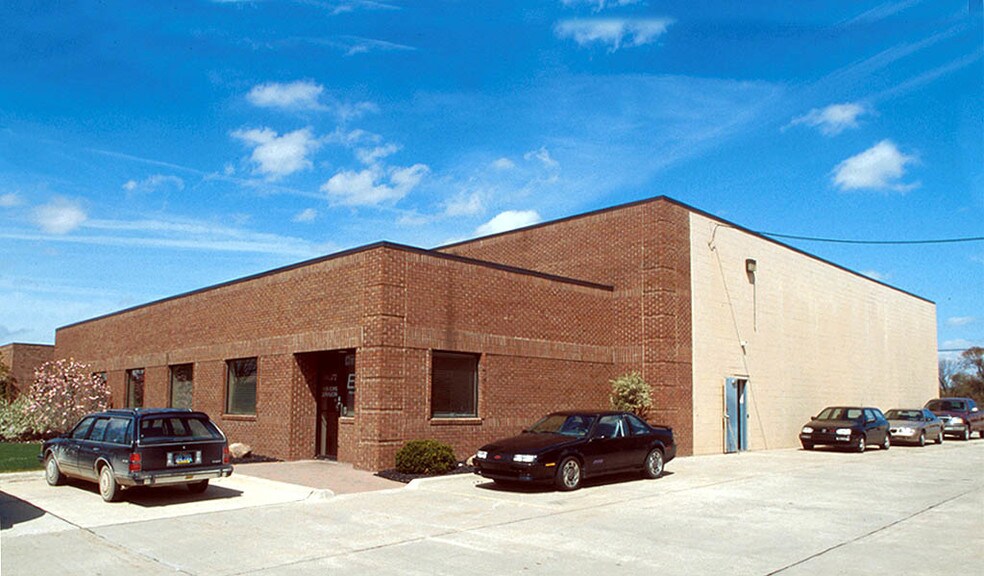 44372 Reynolds Dr, Clinton Township, MI for lease - Primary Photo - Image 1 of 2