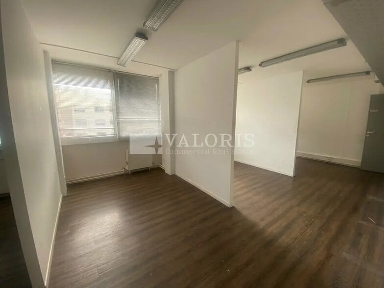 Office in Villeurbanne for lease - Interior Photo - Image 3 of 11