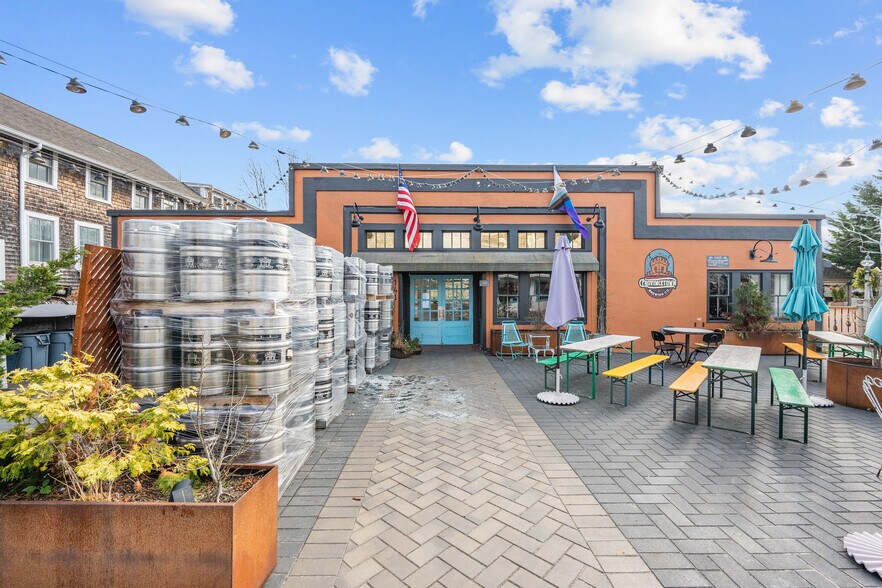 141 Bradford St, Provincetown, MA à vendre - Photo du bâtiment - Image 1 de 1