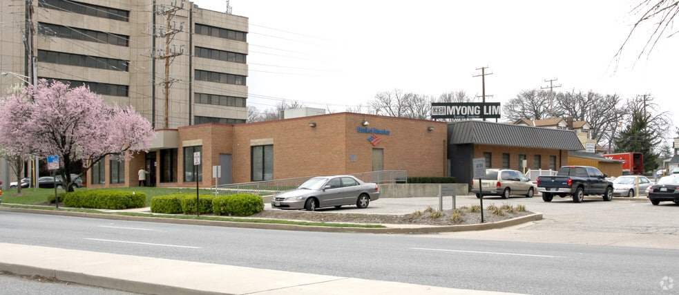601 Reisterstown Rd, Pikesville, MD à louer - Photo du bâtiment - Image 2 de 2