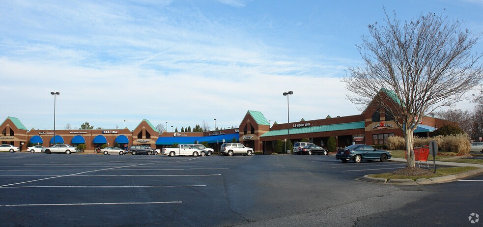 500-692 Hanes Mall Blvd, Winston-Salem, NC à louer - Photo du bâtiment - Image 3 de 26