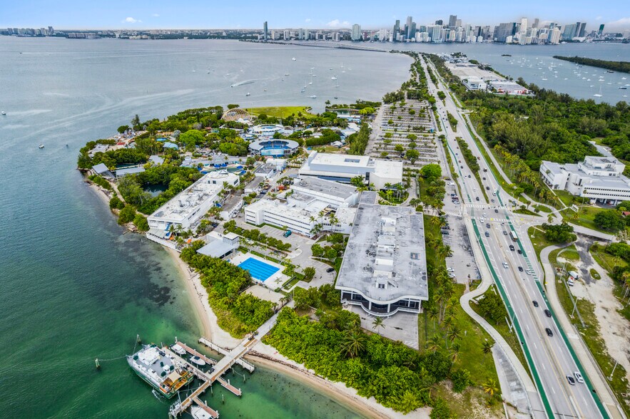 4400 Rickenbacker Cswy, Miami, FL à vendre - Photo du bâtiment - Image 2 de 26