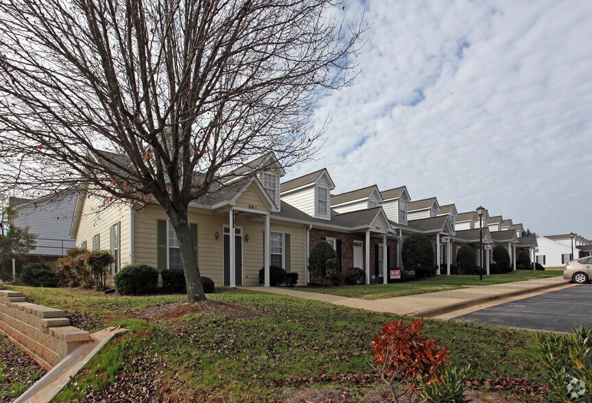 216 S Swing Rd, Greensboro, NC à louer - Photo du bâtiment - Image 3 de 4