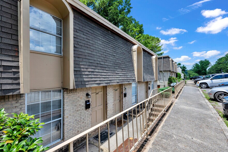 3246 Warringwood Dr, Hoover, AL à vendre - Photo du bâtiment - Image 3 de 13