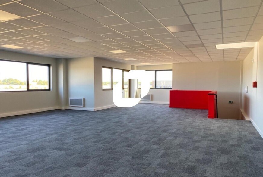 Flex in Gellainville for lease - Interior Photo - Image 3 of 9