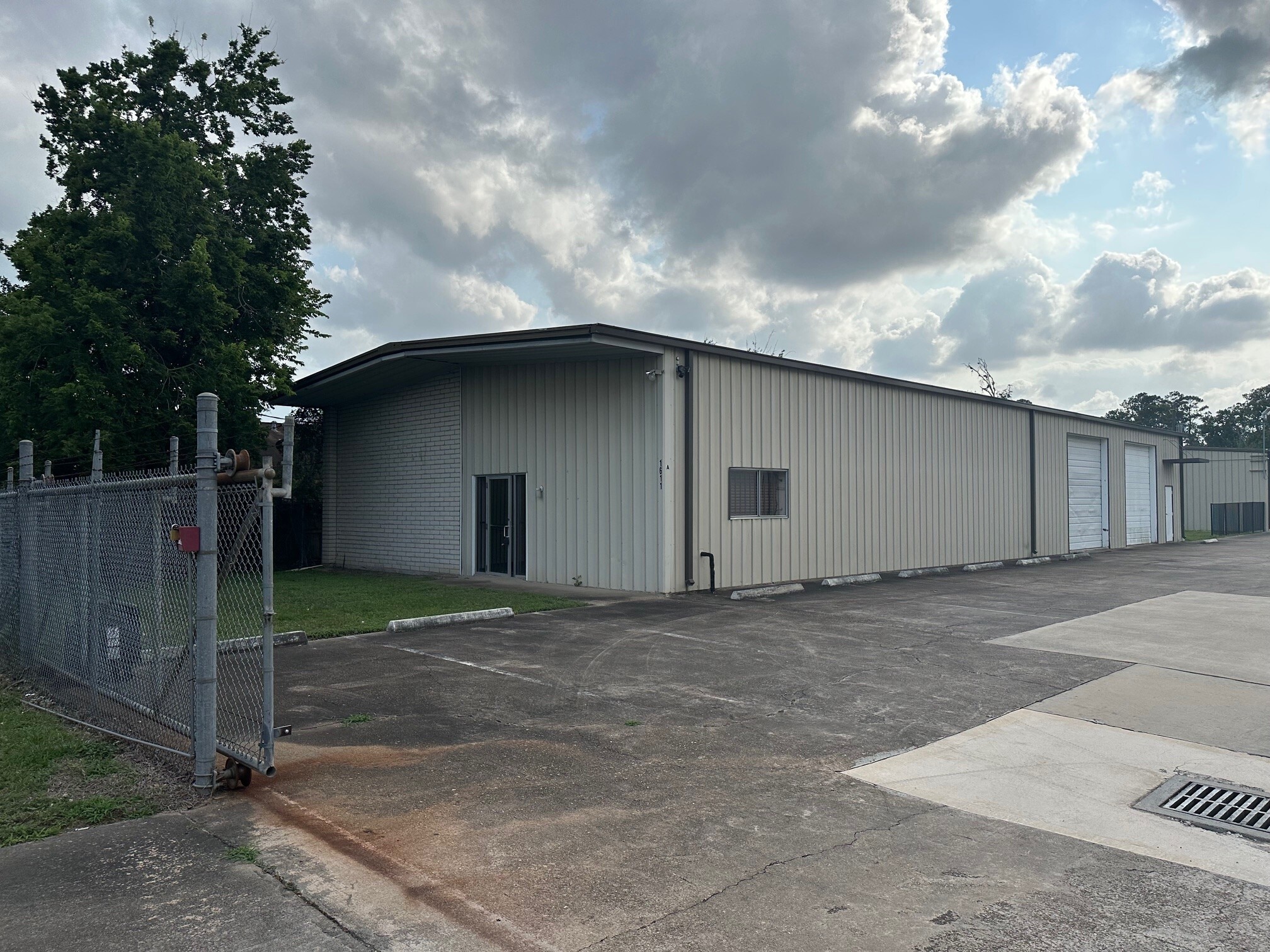 1611 Elmview Dr, Houston, TX for lease Building Photo- Image 1 of 7