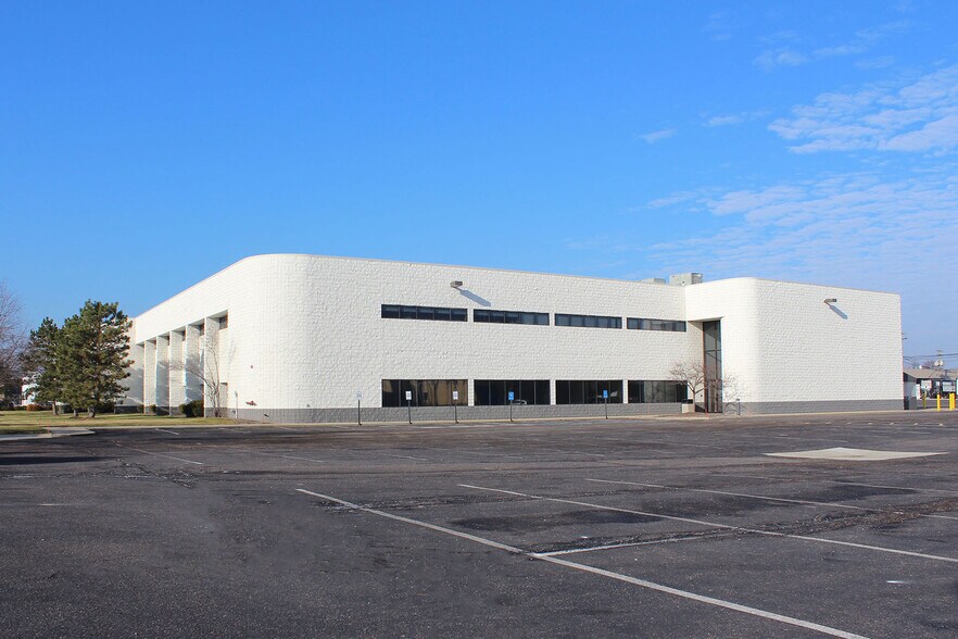 999 Tech Row, Madison Heights, MI à louer - Photo principale - Image 1 de 4