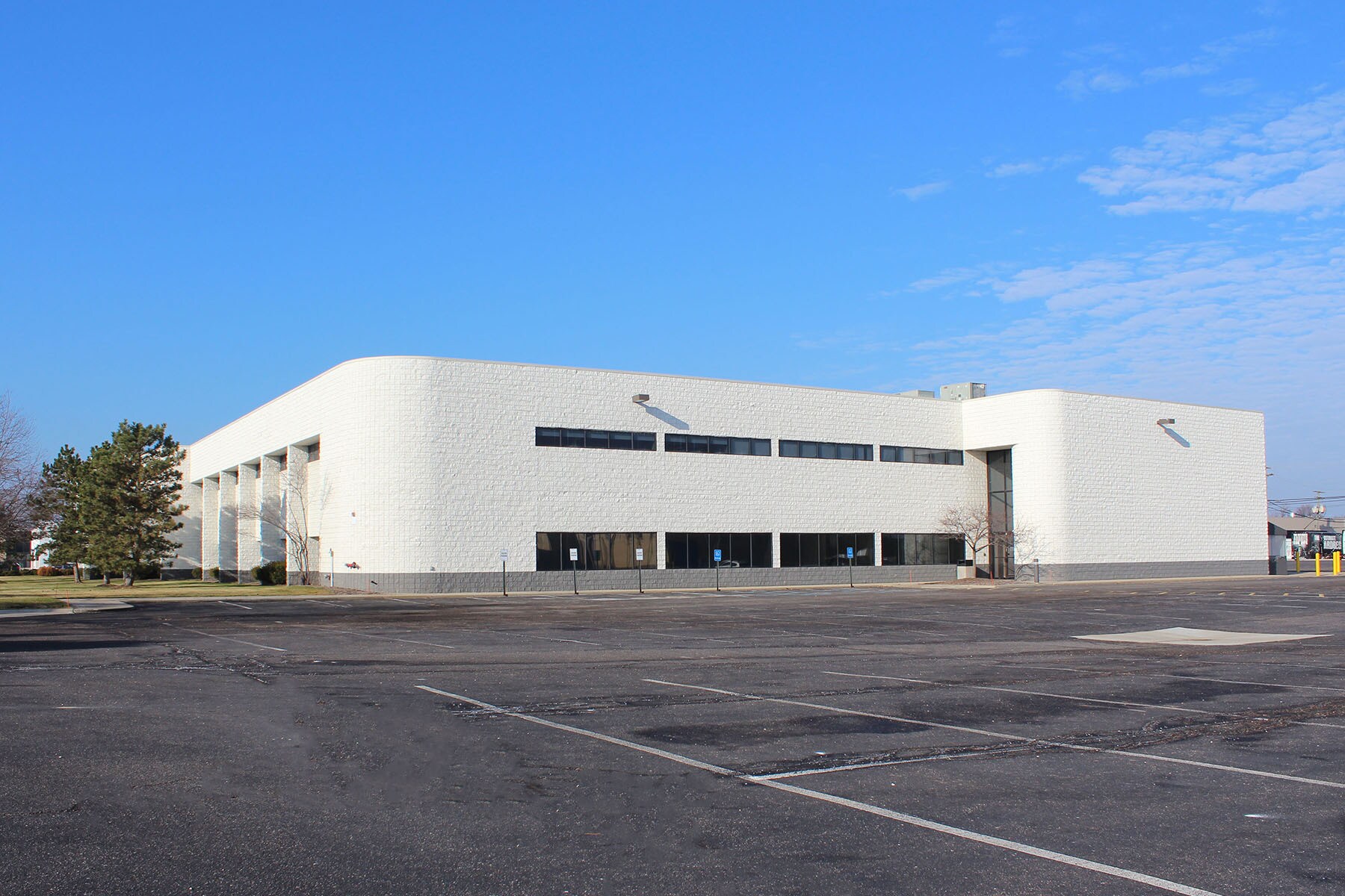 999 Tech Row, Madison Heights, MI à louer Photo principale- Image 1 de 5