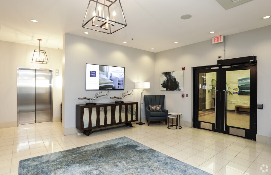 410 S Maple Ave, Falls Church, VA à louer - Hall d’entrée - Image 2 de 36