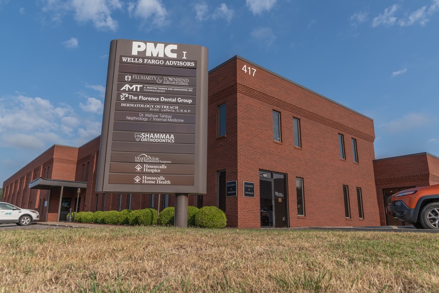 417 Grand Park Dr, Parkersburg, WV à louer - Photo du bâtiment - Image 2 de 4