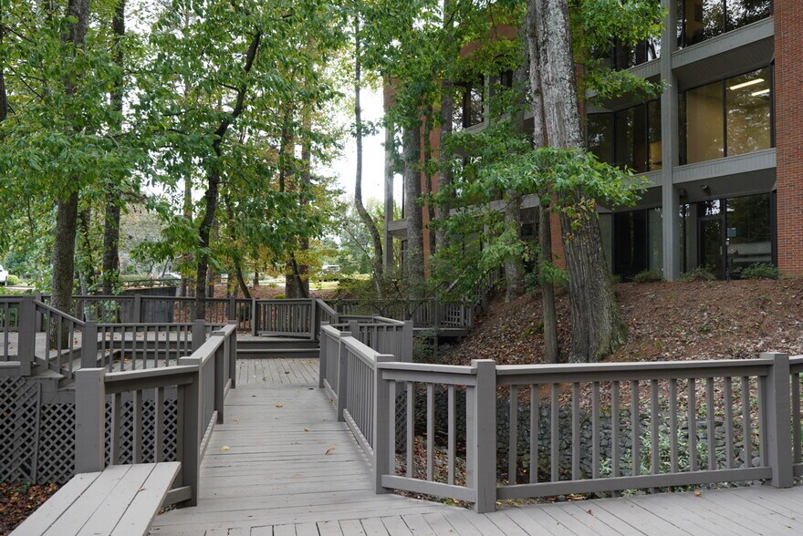 1010 Huntcliff, Atlanta, GA à louer - Photo du bâtiment - Image 2 de 5