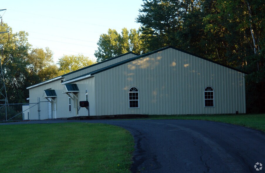 7702 Maltlage Dr, Bayberry, NY à louer - Photo du bâtiment - Image 2 de 2