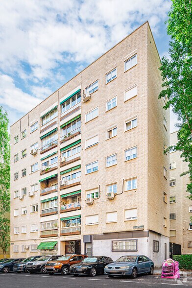 Calle de Cuevas de Almanzora, 50, Madrid, Madrid à vendre - Photo du bâtiment - Image 2 de 2
