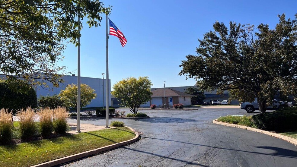 3813 Illinois Ave, St Charles, IL à vendre - Photo du bâtiment - Image 2 de 27