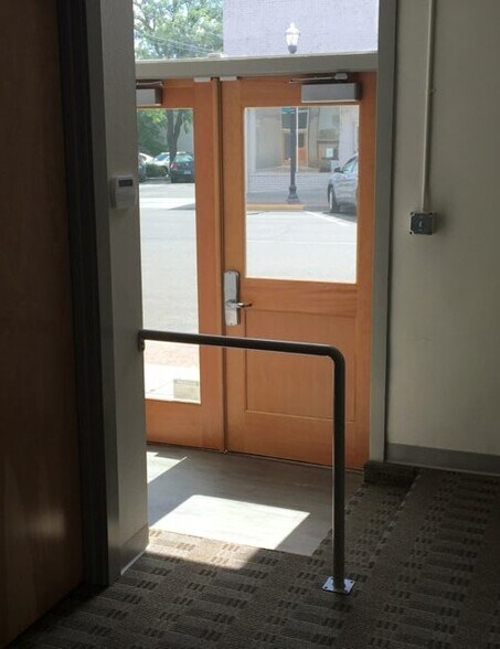 323 E 2nd St, The Dalles, OR à louer - Photo du bâtiment - Image 2 de 9