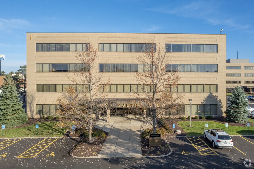 7251 Engle Rd, Middleburg Heights, OH à vendre - Photo du bâtiment - Image 3 de 8