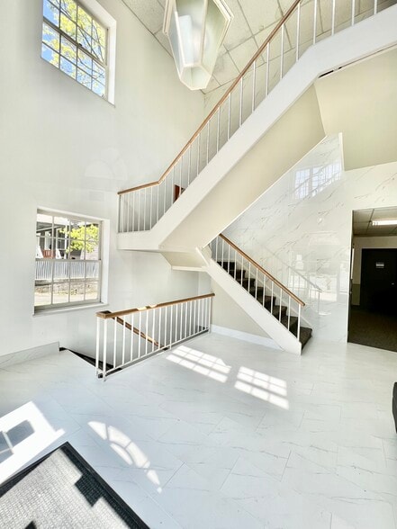 369 Ashford Ave, Dobbs Ferry, NY à louer - Hall d’entrée - Image 3 de 9