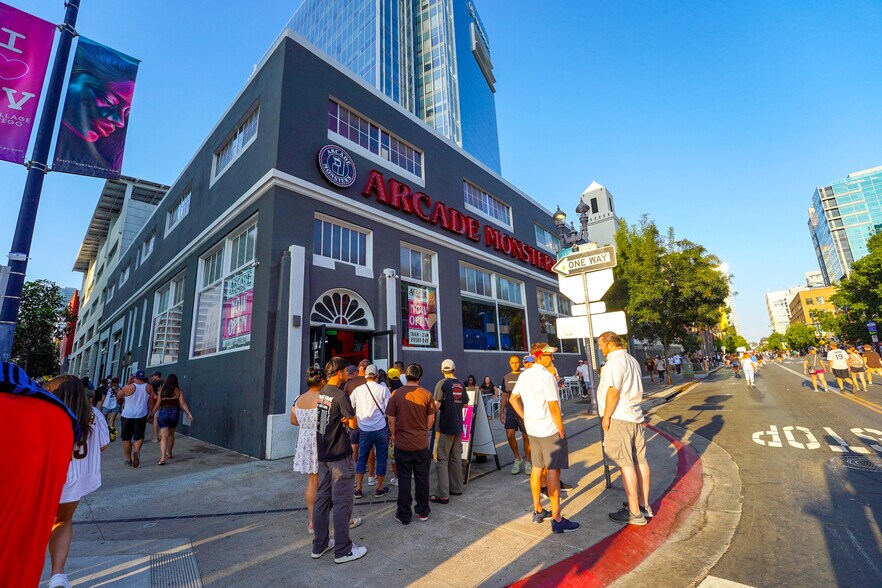 704 J St, San Diego, CA à vendre - Photo du bâtiment - Image 3 de 11