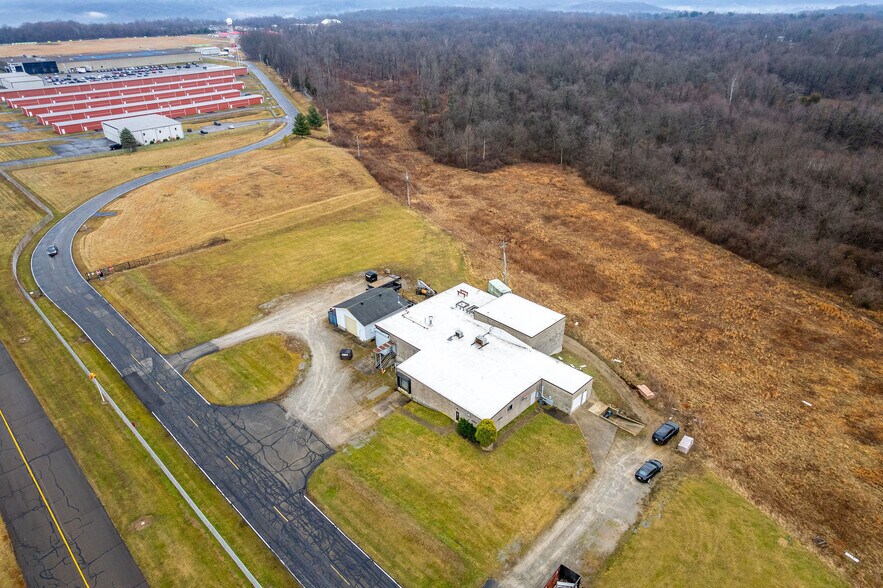 2050 Sportys Dr, Batavia, OH à vendre - Photo du bâtiment - Image 2 de 24