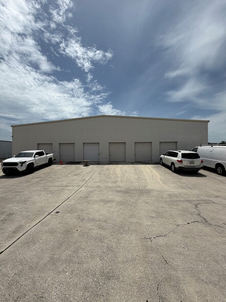 Ark Plaza portefeuille de 2 propriétés à vendre sur LoopNet.ca - Photo du bâtiment - Image 3 de 8