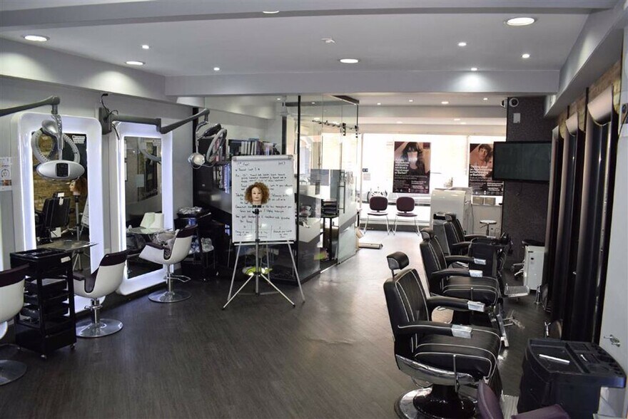 20-22 Forest Rd, Loughton à vendre - Photo du bâtiment - Image 3 de 10