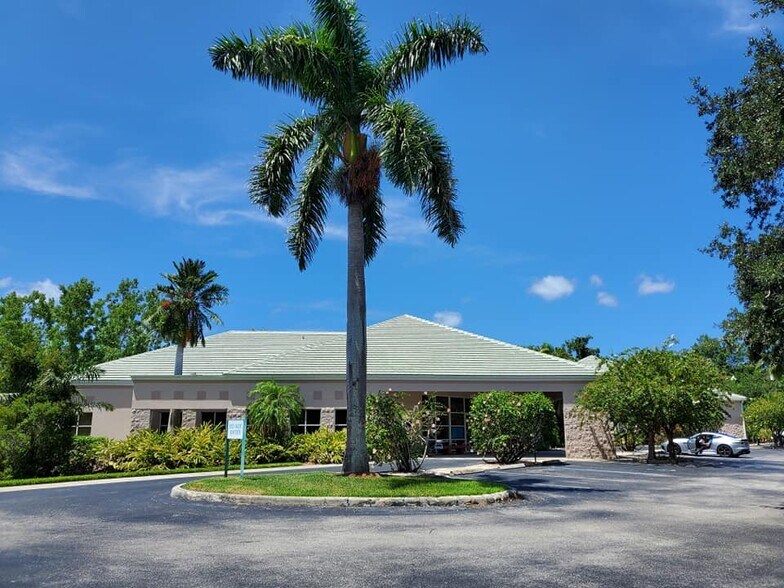 5601 21st Ave W, Bradenton, FL à louer - Photo du bâtiment - Image 2 de 27