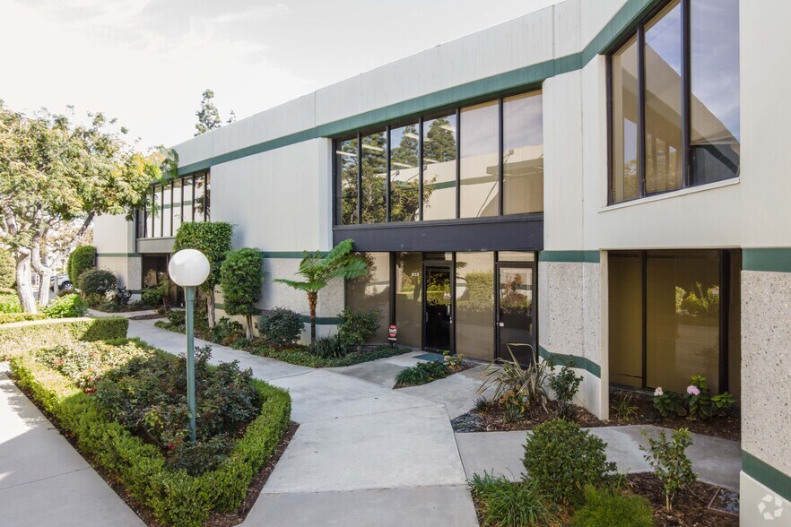 9301-9325 Eton Ave, Chatsworth, CA à louer - Photo du bâtiment - Image 3 de 14