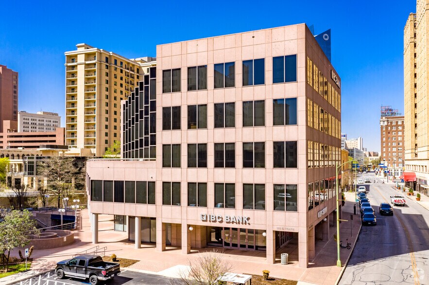 130 E Travis St, San Antonio, TX à louer - Photo du bâtiment - Image 1 de 4