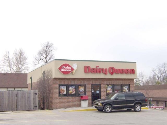 6842 University Ave, Windsor Heights, IA à vendre - Photo du bâtiment - Image 2 de 6
