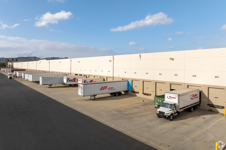 5116-5166 Chino Hills Pky, Chino, CA à louer - Photo du bâtiment - Image 3 de 3
