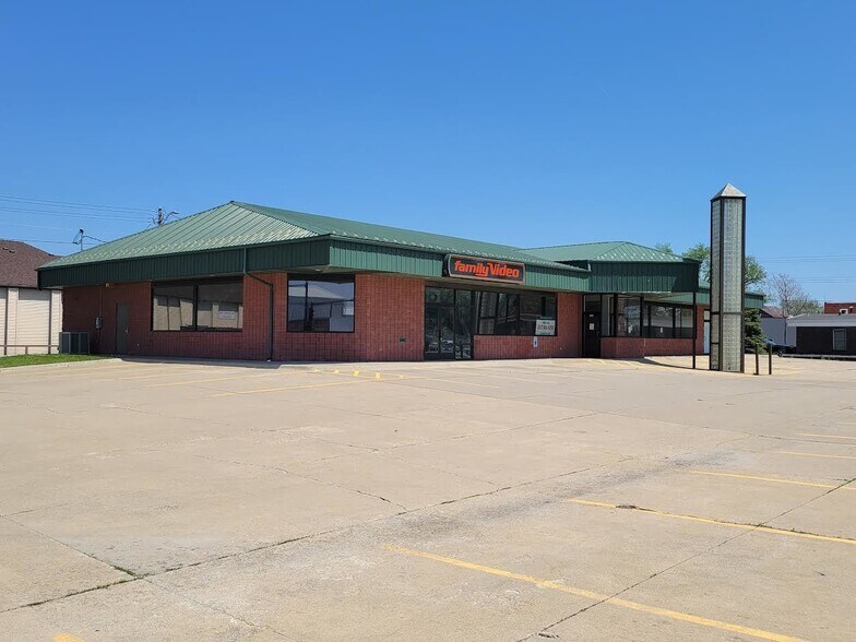 308 1st Ave E, Newton, IA à louer - Photo du bâtiment - Image 2 de 4