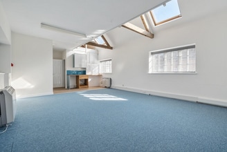 Castle End, Reading for lease Interior Photo- Image 2 of 2